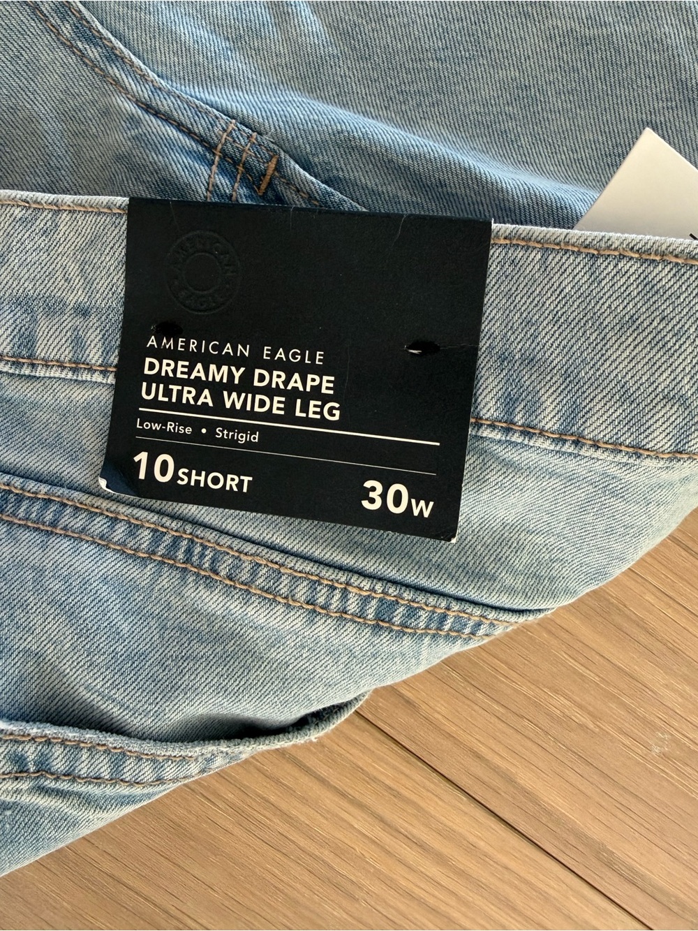 BRAND NEW WITH TAGS ON American Eagle Dreamy Drape Low Rise Wide Leg Jeans - Picture 4 of 5